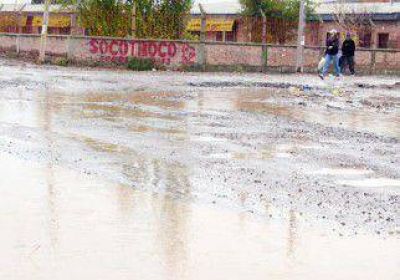 Calles inundadas y cloacas colapsaron por las lluvias 