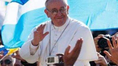 Francisco fue a rezar ante la tumba de Juan Pablo II