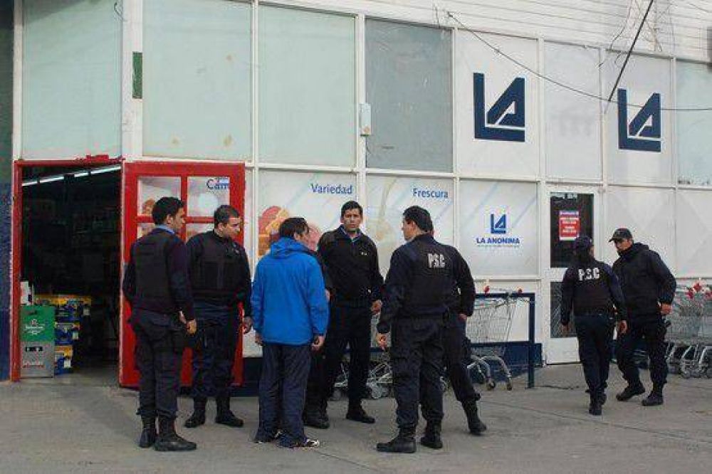 Asalto, tiros y un herido en el Supermercado La An�nima