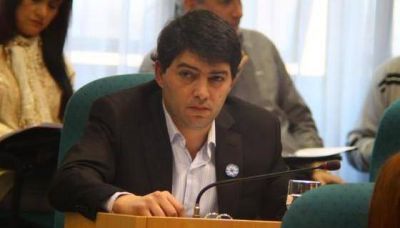 �El tiempo que Peralta piensa que gana, lo perdemos todos los santacruce�os�