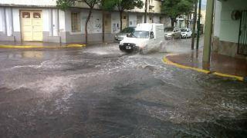 La lluvia trajo alivio en la ciudad y los mismos problemas en los asentamientos