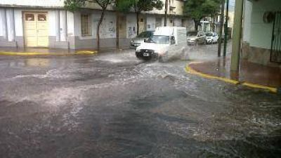 La lluvia trajo alivio en la ciudad y los mismos problemas en los asentamientos