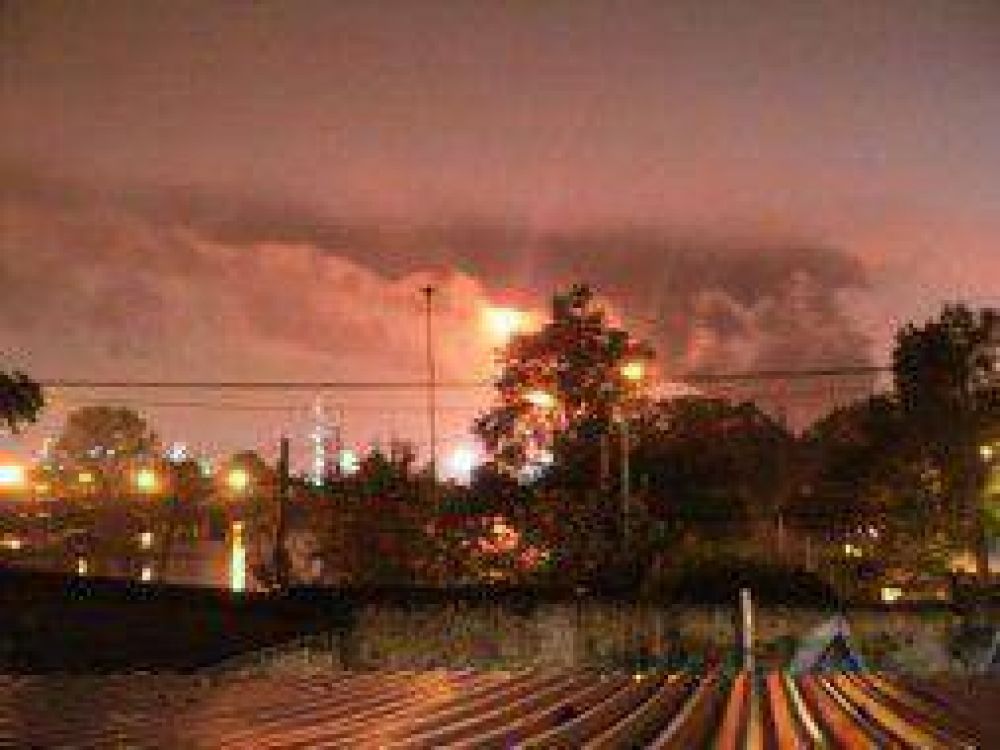 Ensenada: Explosi�n en una destiler�a de YPF