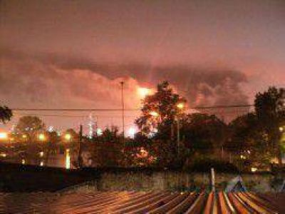 Ensenada: Explosi�n en una destiler�a de YPF
