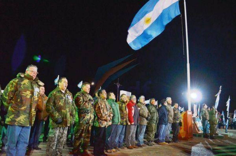 Multitudinario apoyo de la ciudadan�a a la Vigilia por Malvinas 