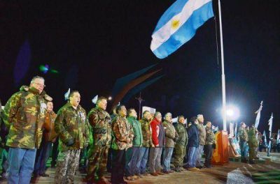 Multitudinario apoyo de la ciudadan�a a la Vigilia por Malvinas 