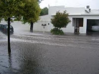 Reclaman mejoras por anegamiento de calles en el barrio Las Lilas