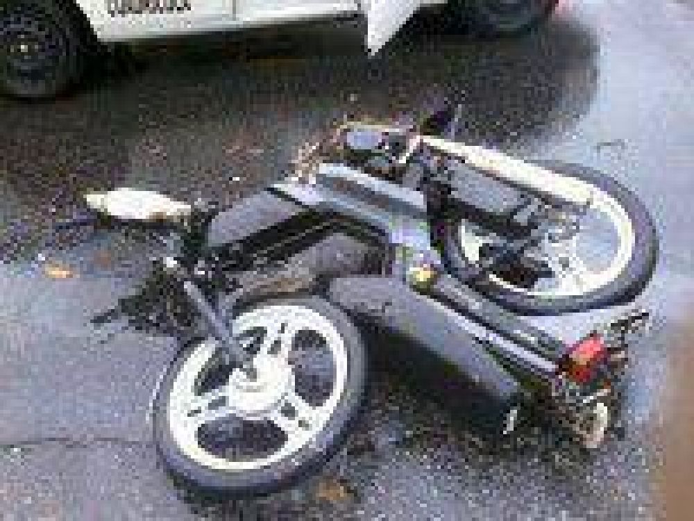 Dos personas fracturadas al ser impactadas por un veh�culo cuando se transportaban en una moto por avenida Col�n
