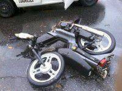 Dos personas fracturadas al ser impactadas por un veh�culo cuando se transportaban en una moto por avenida Col�n