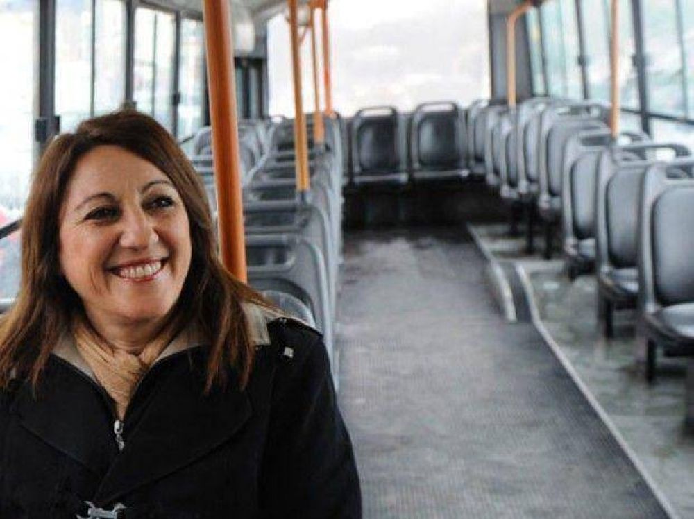 Fein quiere que los viernes el gabinete viaje en colectivo y estalla la pol�mica