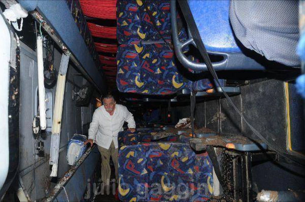 Hay dos muertos y heridos por el vuelco de un micro de pasajeros