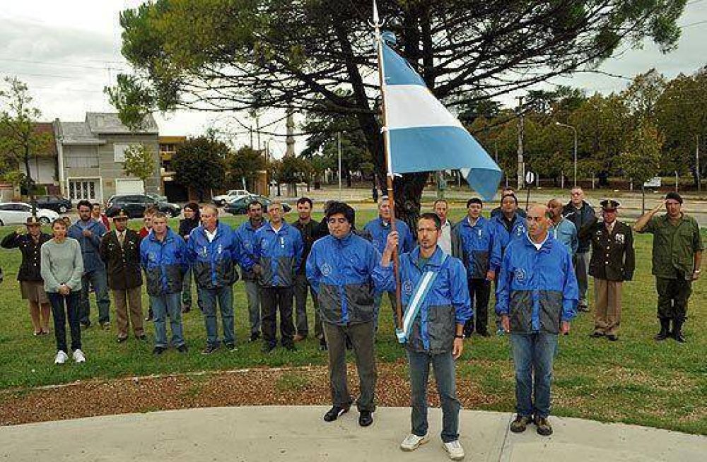 Pese al mal tiempo, se homenaje� a los ca�dos en Malvinas con un emotivo acto