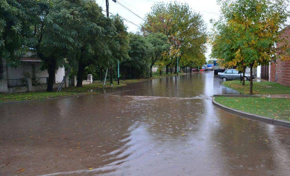 La lluvia aneg� barrios y el agua ingres� a varias viviendas