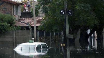 Ya son por lo menos 46 los muertos por la inundaci�n en La Plata