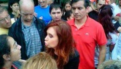 Cristina: "Mam� est� sin luz y gas, pero no se quiere ir"