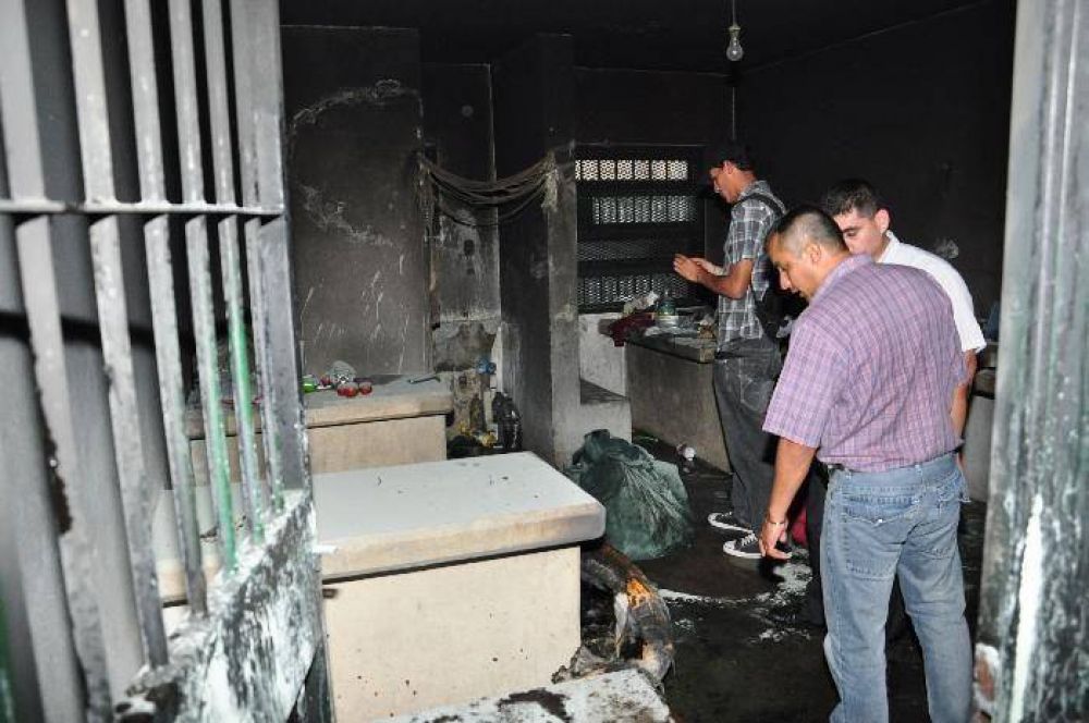 Muri� el iniciador del fuego en la celda de Roca