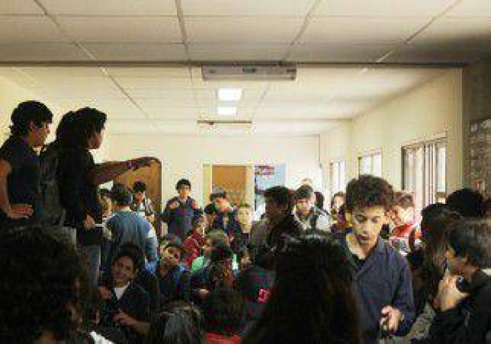 Cansados de esperar nuevas aulas, los alumnos tomaron el CET 22 