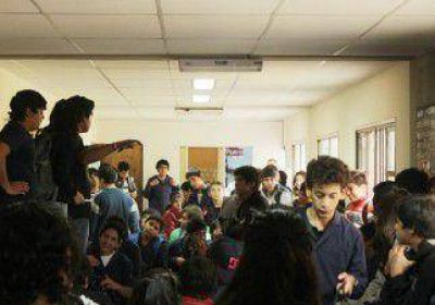 Cansados de esperar nuevas aulas, los alumnos tomaron el CET 22 