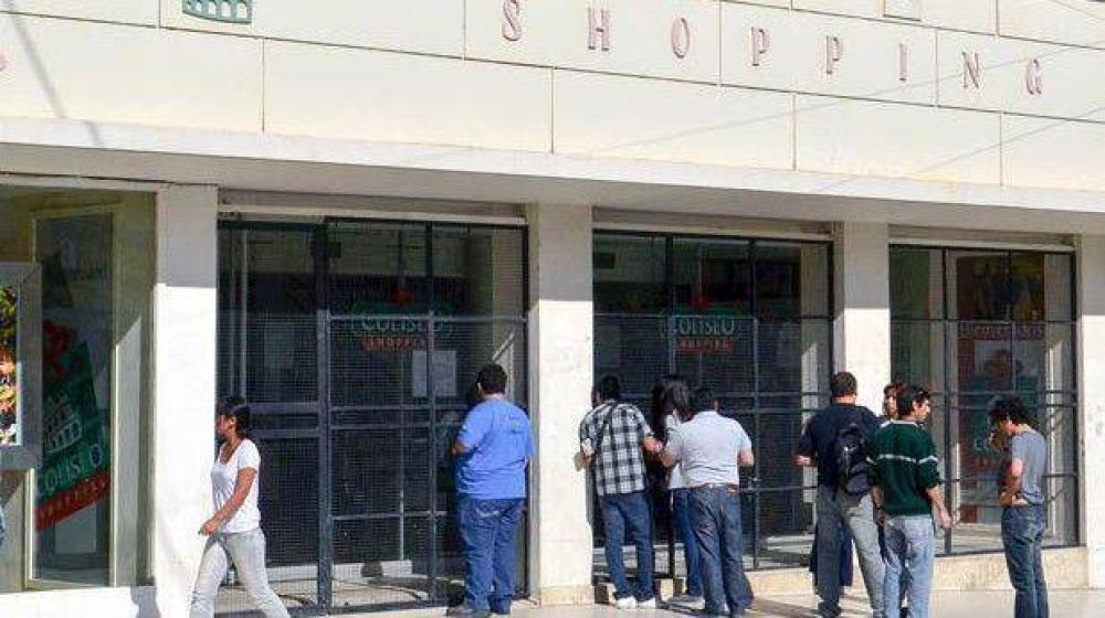 El Shopping Coliseo fue cerrado por una deuda