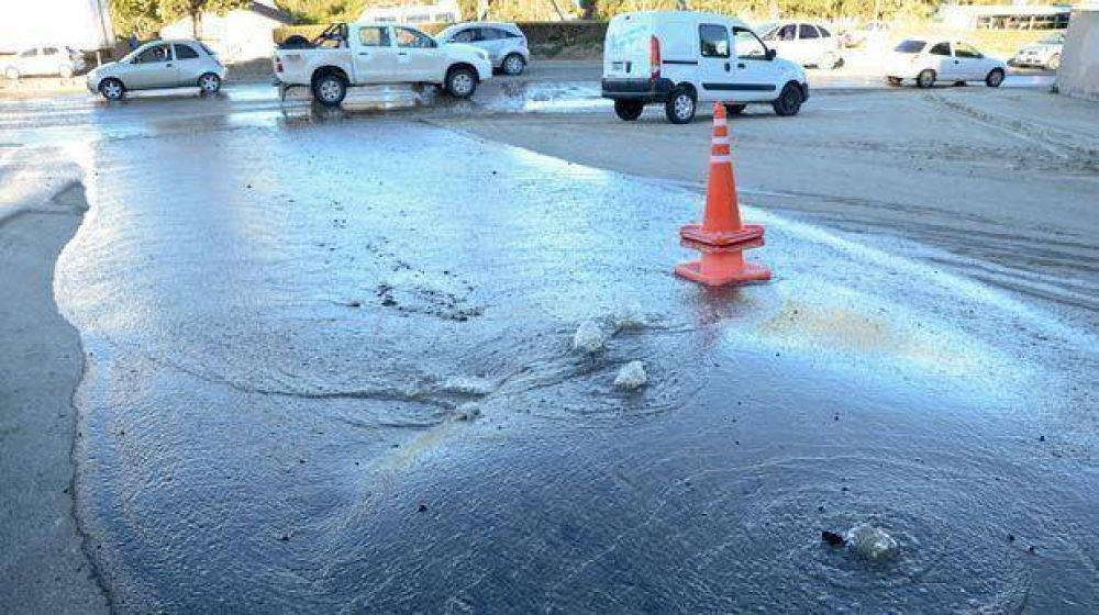 La rotura de un ca�o de agua inund� las adyacencias del De�n Funes