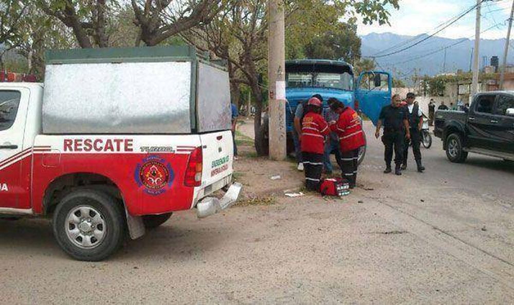 Camionero choca poste por esquivar ni�os que sal�an de escuela
