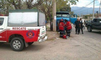 Camionero choca poste por esquivar ni�os que sal�an de escuela