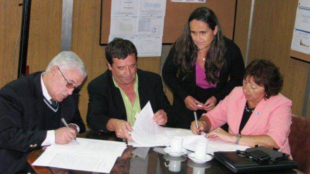 El Gobierno firm� con la Universidad de la Patagonia el convenio para abrir la carrera de Enfermer�a en Trelew