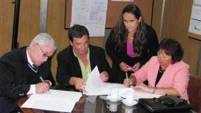 El Gobierno firm� con la Universidad de la Patagonia el convenio para abrir la carrera de Enfermer�a en Trelew