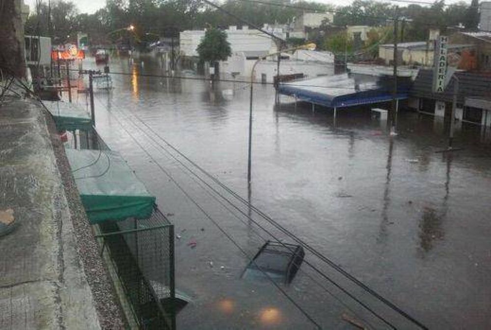 Katopodis recibi� a vecinos damnificados de Villa Maip�