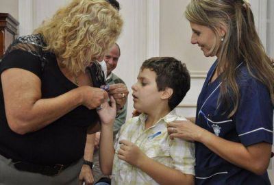 Alumnos de Imenic y la Intendente Giroldi colocaron �cintas azules� para concientizar sobre el Autismo