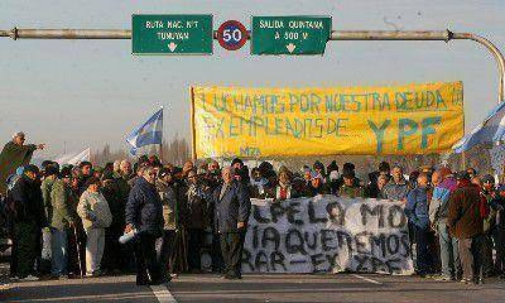 Ex ypefianos volvieron a cortar la ruta 40, en el puente del R�o Mendoza