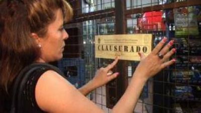 Clausuraron una despensa por vender bebidas alcoh�licas fuera de horario