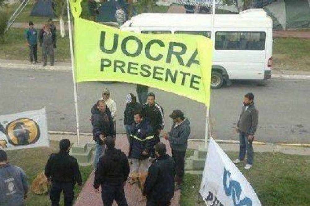 Manifestantes del UOCRA apedrearon el edificio de La Municipalidad