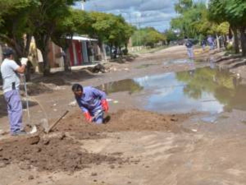 Vialidad municipal desagot� la calle inundada en El Lince