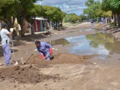 Vialidad municipal desagot� la calle inundada en El Lince