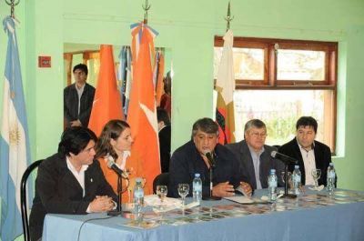 Las autoridades de Tolhuin firmaron convenio con la Universidad de Villa Mar�a