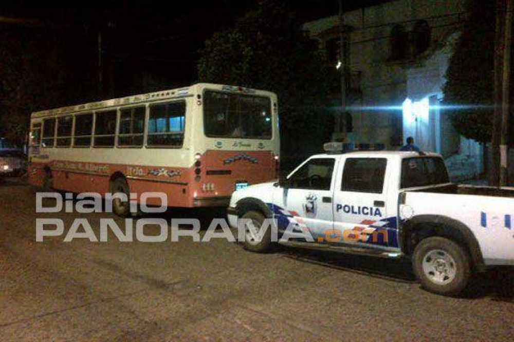 Viajaba en bicicleta, choc� con un cami�n y al caer lo atropell� un colectivo