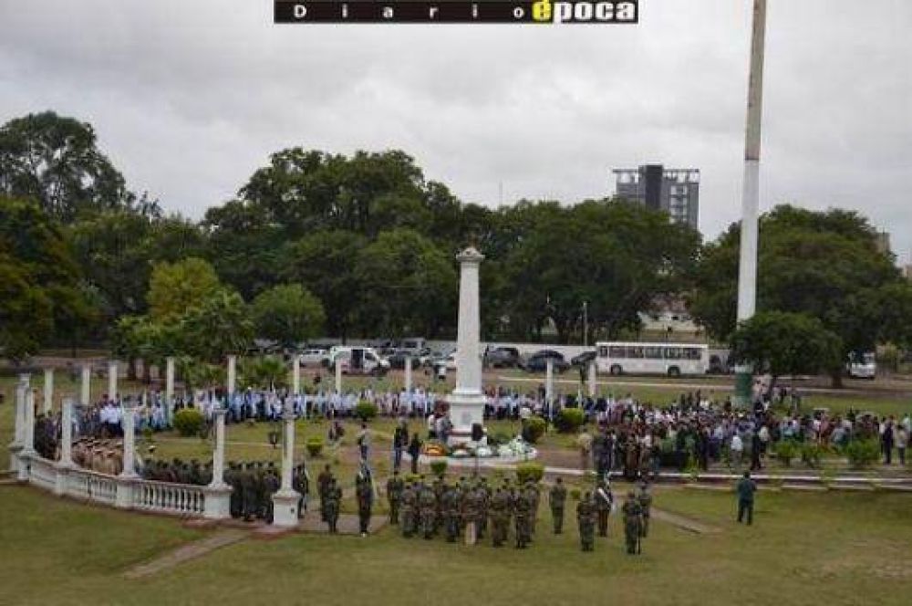 La ciudad inici� el mes de Corrientes con un breve acto y bajo la lluvia