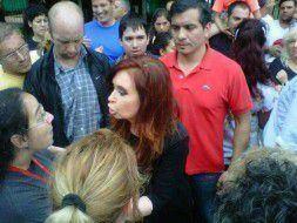 Temporal: Cristina recorri� las zonas inundadas de La Plata y se reuni� con Scioli