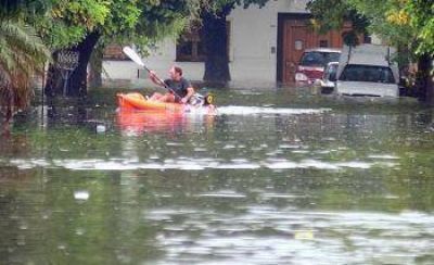 Un bahiense estuvo 15 horas atrapado dentro de su auto por el temporal en La Plata