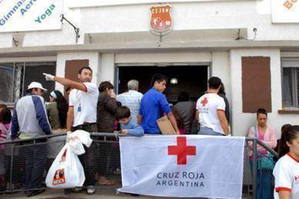 Forcejeos e insultos contra Scioli y Alicia Kirchner en el centro de donaciones