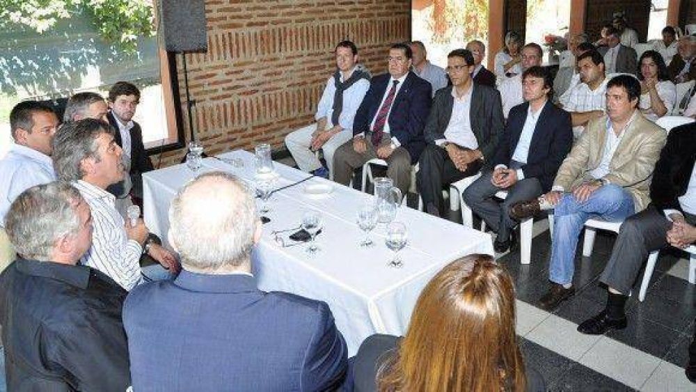 Con sus cruces internos a cuestas, la oposici�n intenta mostrarse unida
