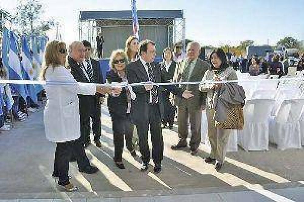 Niccolai inaugur� obras de ampliaci�n en una escuela de La Soledad
