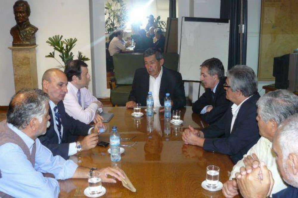 Zamora se reuni� con residentes santiague�os de Berisso