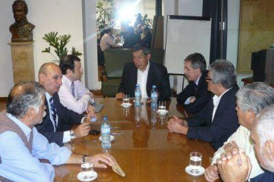 Zamora se reuni� con residentes santiague�os de Berisso
