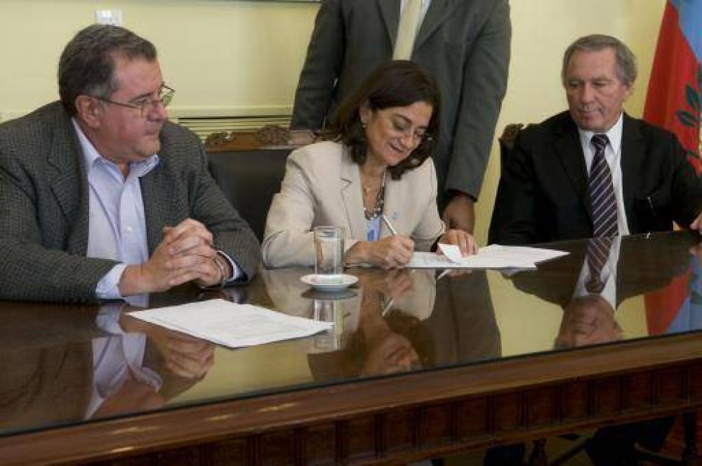 Luc�a rubric� un convenio de obras para mejorar los sistemas productivos y de riego