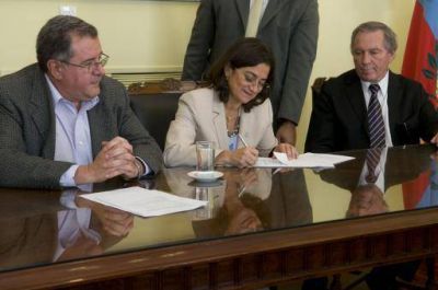 Luc�a rubric� un convenio de obras para mejorar los sistemas productivos y de riego