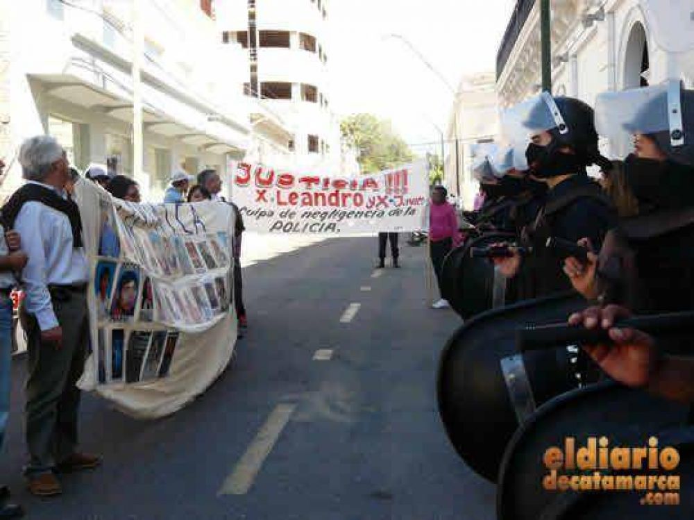 �Es una verg�enza que tengan que venir de afuera para que ac� haya justicia�