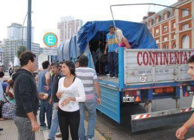 Juan Curuchet codo a codo con la gente de CEFIL cargando camiones para enviar a La Plata