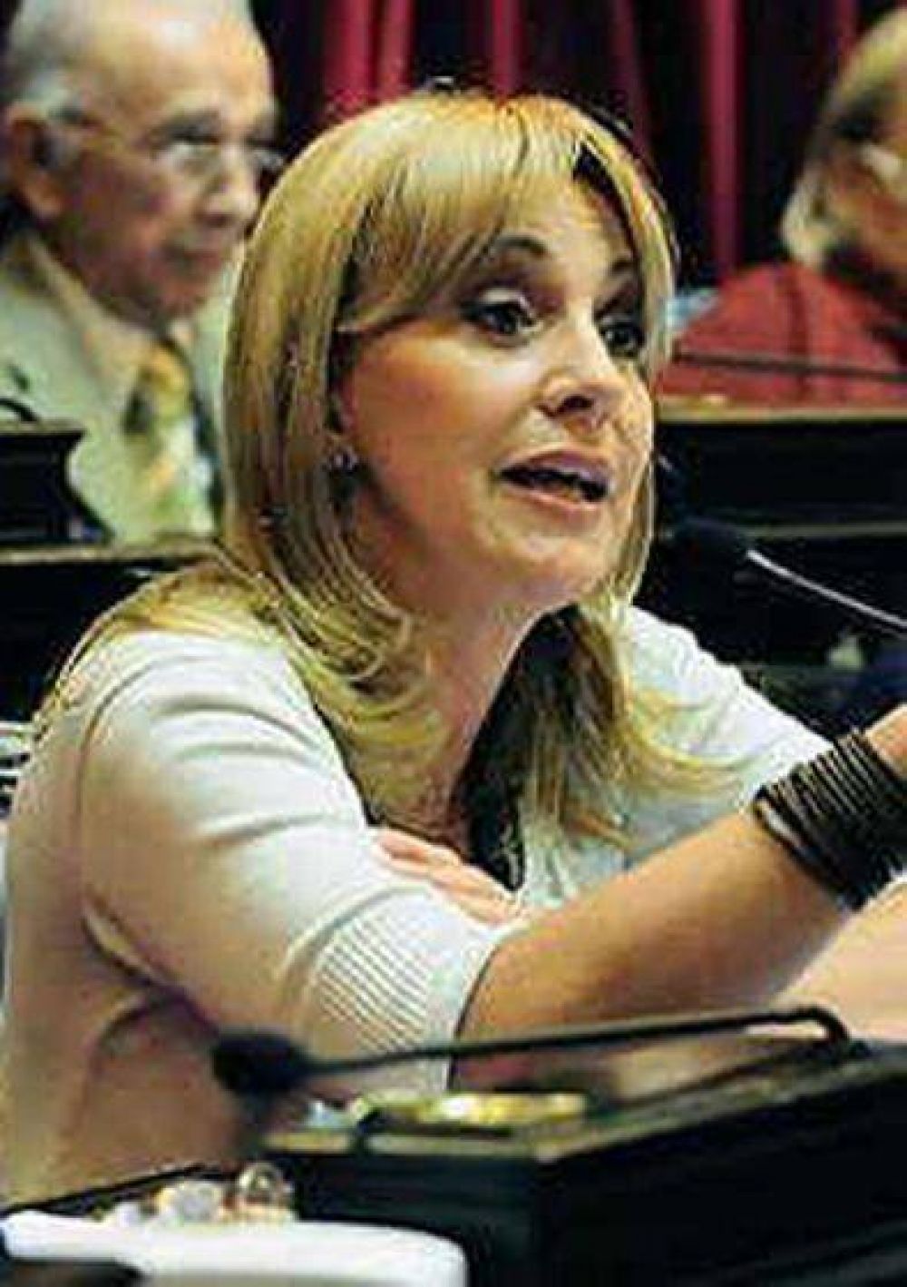 Senadora destac� la �valent�a y contundencia� del Gobernador